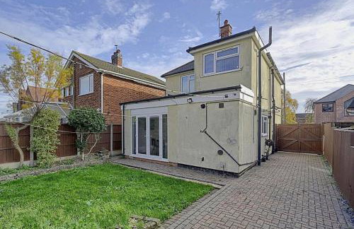 Comfortable 3-Bed Home - Driveway Parking - Foto 10