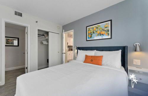 Lake View Top Floor 2 Bed 2 Bath Condo with Balcony - Foto 7