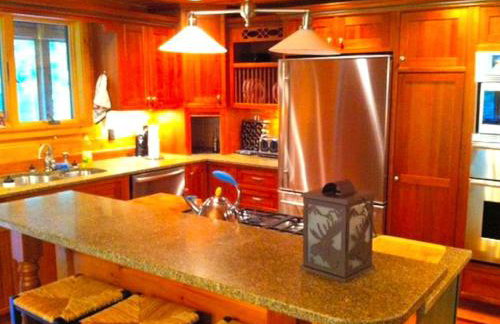 Cozy Log Cabin with a Private Hot Tub near Beartown State Forest, Massachusetts - Foto 3