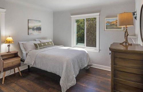 Secluded 4BR Nestled in Woods-Hot Tub/Dog Friendly - Foto 8