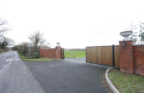 Rushmoor Retreat, Cosy with Outdoor Pizza Oven - Photo 52