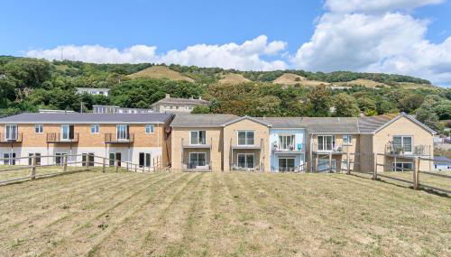 Bonchurch Court - A Stylish 3 Bed Apartment- Nr Ventnor with Large Outside Terrace & Parking - Dog Friendly - The Perfect Choice For Couples, Friends & Families - 5 Mins To Beach - Managed By Greenstay Serviced Accommodation - Foto 2