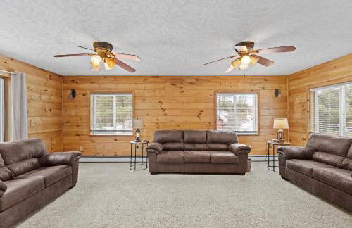 3BR Lake Luzerne Retreat with Game Room & Cozy Fire Pit - Foto 25