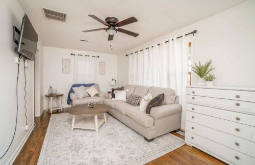 2 Bed 1 Bath Home w 2 Car Garage & Fenced Yard - Photo 1