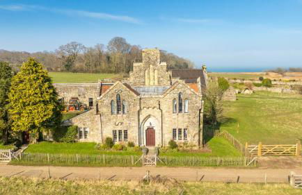 The Old Abbey Farmhouse - Stay at Quarr Abbey Monastery - Pet-Friendly Farmhouse with History & Countryside Views, surrounded by woodland & nature - Photo 55