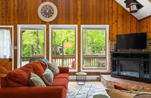 The Gingerbread House - 4 BR chalet, Sunroom, Deck, sleeps 10, modern amenities - Foto 7