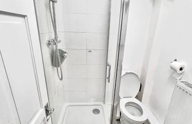 Stylish 2-Guest Studio with Netflix, Prime - FREE WIFI & FREE PARKING - Aroluchi Ville - Foto 9