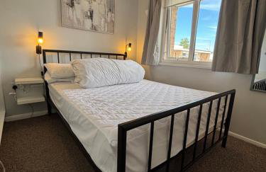 Beachcomber, Two bed Chalet on Sunbeach Holiday Park - Sleeps 4, pet friendly, FREE pool and entertainment passes included - plus WiFi - only 300m from the beach! - Photo 7
