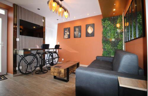 Luxury Studio, Rez de chaussée, Parking privé vidéo surveillance, Canapé haute qualité convertible couchage 2 personnes, Centre Ville proche, Restaurant, boulangerie 2 minutes à pied, Terrasse - 800mètre carré de terrain - Géré par Presta-Zen'Services - Foto 7