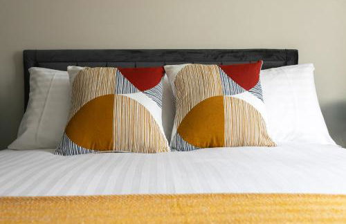 Skyvillion - COZY LARGE 4 & 1 Bed Apartments in London Enfield, Mins to Tube Station, Free Wi-Fi - Foto 72