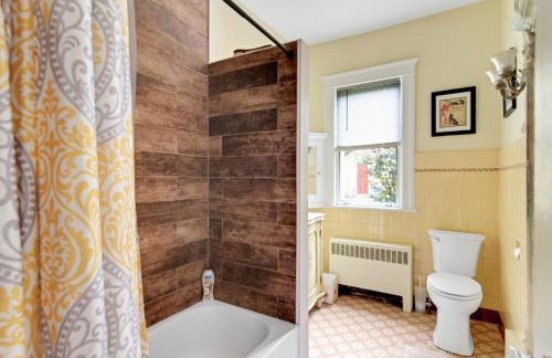 Mountain View Victorian with Convenient Location and Lots of Space tp Play farmhouse - Foto 33