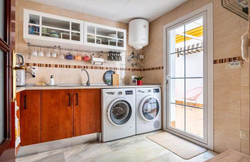 Piso con patio privado y parking Nervión Sevilla - Foto 22