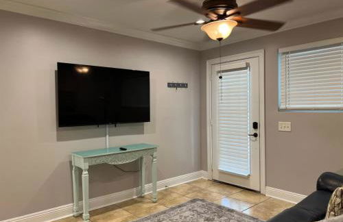 Two bedroom apt with desk washer dryer & pool - Foto 3