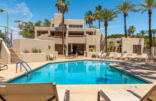 Resort Style Living In Phoenix's Most Exclusive Gated Community! - Foto 2