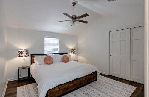 Group Getaway 6BR Near Fort Benning Huge Kitchen Private Yard - Foto 34