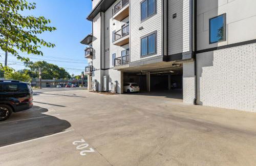 Only 4 Miles to Broadway with Free Parking and TVs in Bedrooms - Foto 45