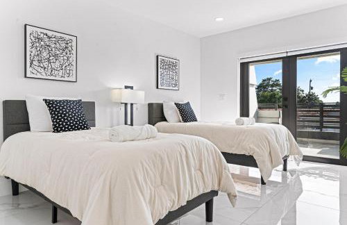 April Sale! 4 BR - Private Pool, Grill, Soaking Tub, Near Coral Gables & MIA Airport - Photo 22