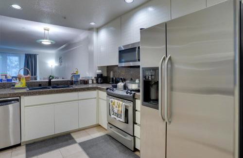 Serene Irvine Retreat with Heated Pool Access! - Foto 11