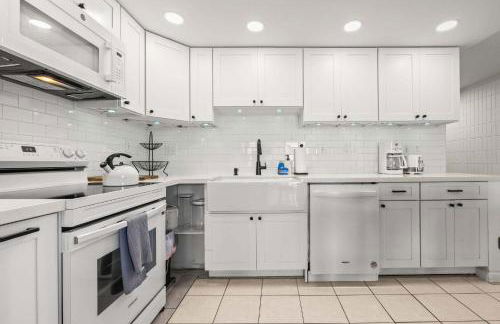 Amazing Beachfront Condo with AC - Photo 13