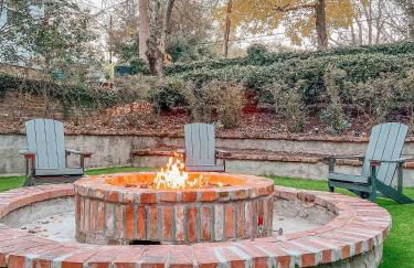 2 Blocks to riverfront | 48" Firepit | Turf Yard - Foto 19