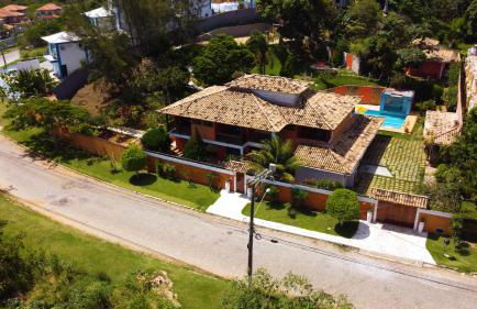 Belíssima Casa com extensa área externa - piscina, sauna, churrasqueira e campo de futebol - com 5 suítes e a 500 metros da Rua das Pedras - Foto 1