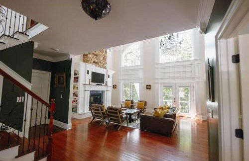 The Athena Hideaway - hottub, firepit, lake & racetrack - Foto 48