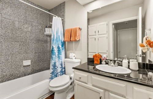 Serene SoCo Escape, Walk to Cafes and Free Parking - Photo 37