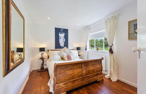 Hidden Cottage with Parking in Esher Surrey - Pass the Keys - Foto 4