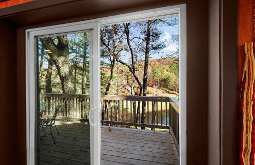 Chicadees Lake Lookout - A wood-burning fireplace, beautiful lake views, king and queen bedrooms, deck dining, and easy access t - Foto 19