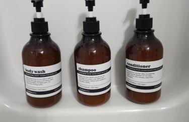 Cozy & Airy Retreat with Lots of Character - Foto 15