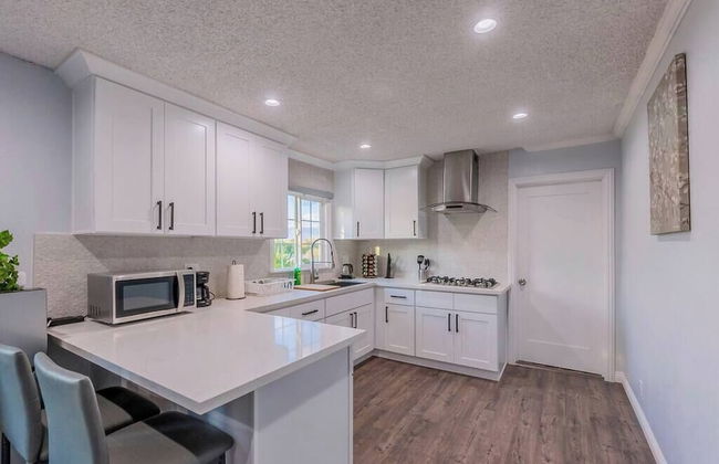 Stunning LA Luxury Retreat: Ideal for Work or Play - Foto 11