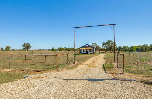 Pond and Grazing Cattle! Rural Getaway Near Van - Foto 30