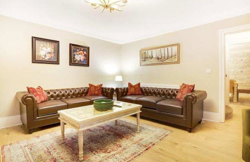 NEW! Luxurious Cottage in Durham by Stay With Us, Ideal for Large Groups & Families, Hot Tub, Sleeps 10! - Foto 22