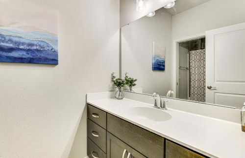 Spacious and Modern Home with Deck in Oregon! - Foto 23