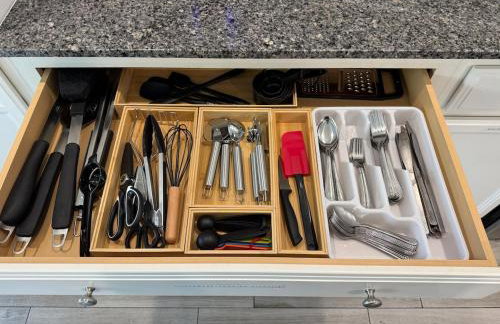 Spacious Home with Private Pool - Photo 51