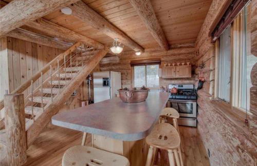 Cozy Log Cabin Loft Hot Tub on 5 wooded acres - Foto 9