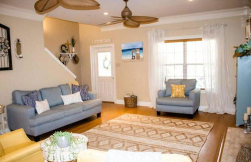 Pet Friendly Tranquil Cottage with Fire-Pit & Hot Tub Minutes to BEACHES - Foto 7