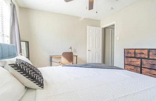 Boulevard Stays Serene 1BR King Suite with Pool Gym & Free Parking 01 - Photo 9