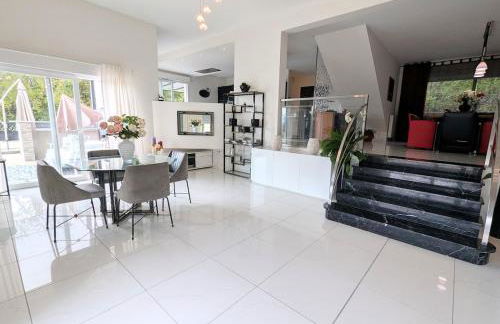 Luxurious Villa with Pool - Foto 49