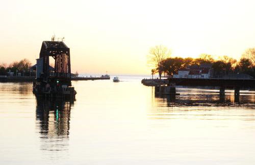 Riverside Home Near Beaches, Pier, downtown - Photo 9