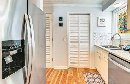 On-The-Beach Escape Oceanfront in Surfside! - Foto 8