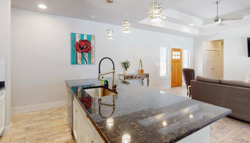 Tanglewood Retreat | Updated house in Spring Branch with a large yard - Foto 2