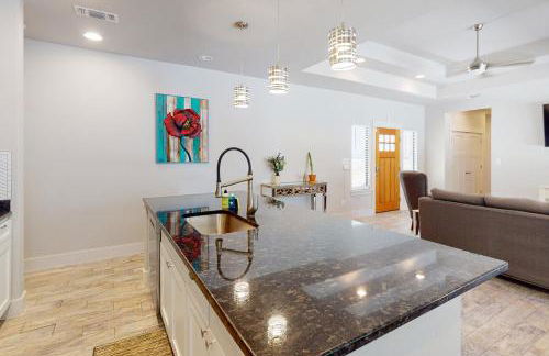 Tanglewood Retreat | Updated house in Spring Branch with a large yard - Foto 2