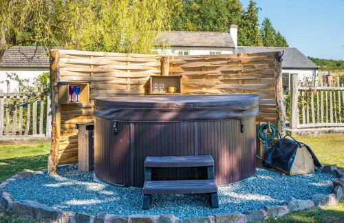 The Hideaway Hut - 1 Bed Shepherds Hut - Hereford - Photo 67