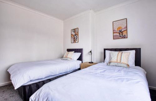 Westhoughton 3 Bedroom House - Free Parking - Photo 16