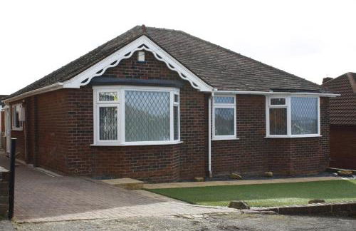 Luxury Bungalow, 3 bedrooms, 5 beds, sleeps 8, transport links, parking, Wi-Fi - Foto 10