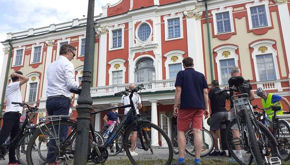 Frente al Palacio Kadriorg