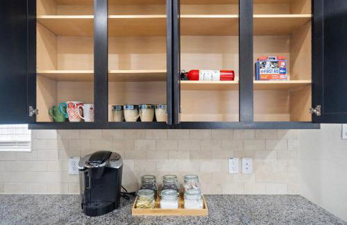 Cozy Getaway Nr Airport WiFi BBQ Yard Pet - Foto 13