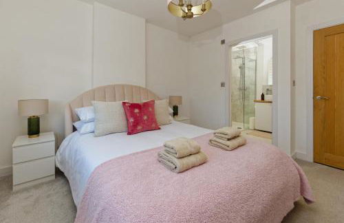 Stylish 3BR House with Free Parking & Garden - Foto 4