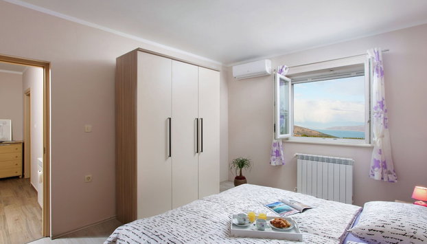 Detached Villa With Private Pool Located on Hill Overlooking Kvarner - Foto 4, Quarto